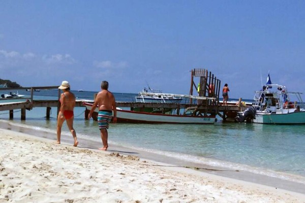 Extranjeros disfrutan de las playas de Roatán